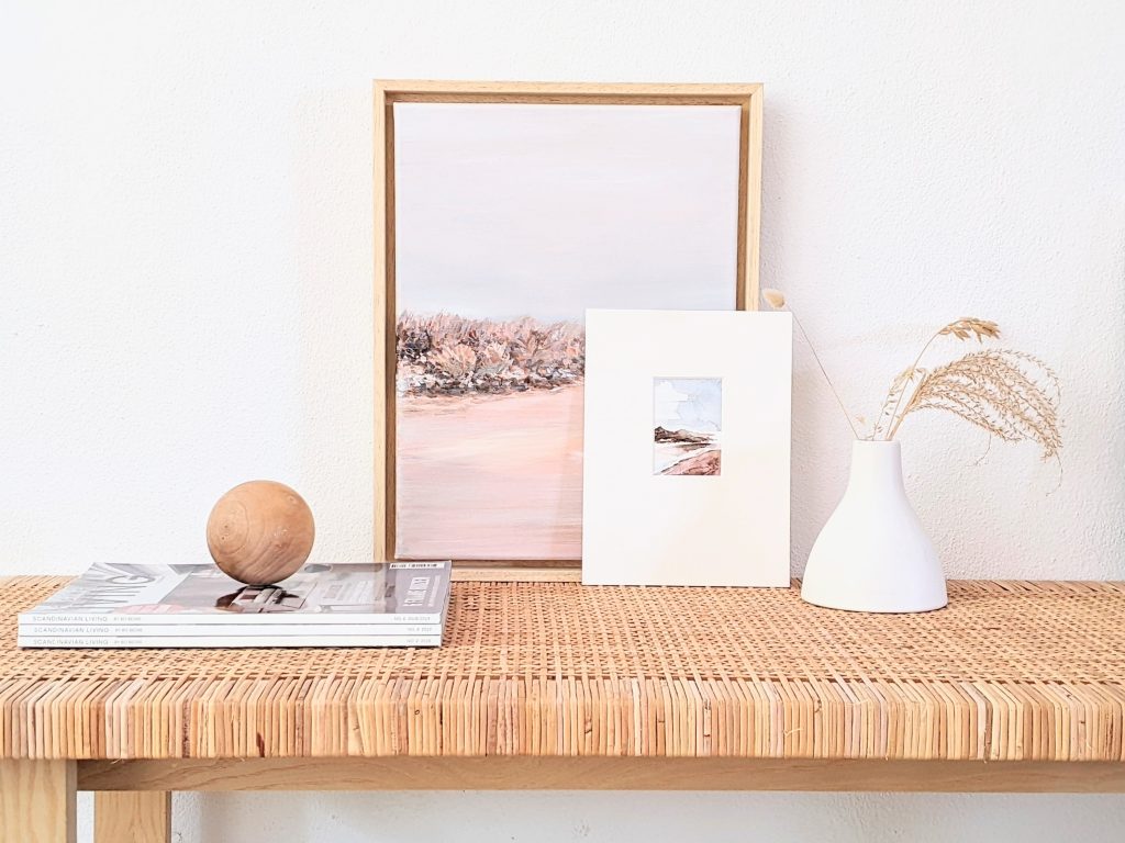Acryl Schilderij en aquarel op een tafel in een interieur