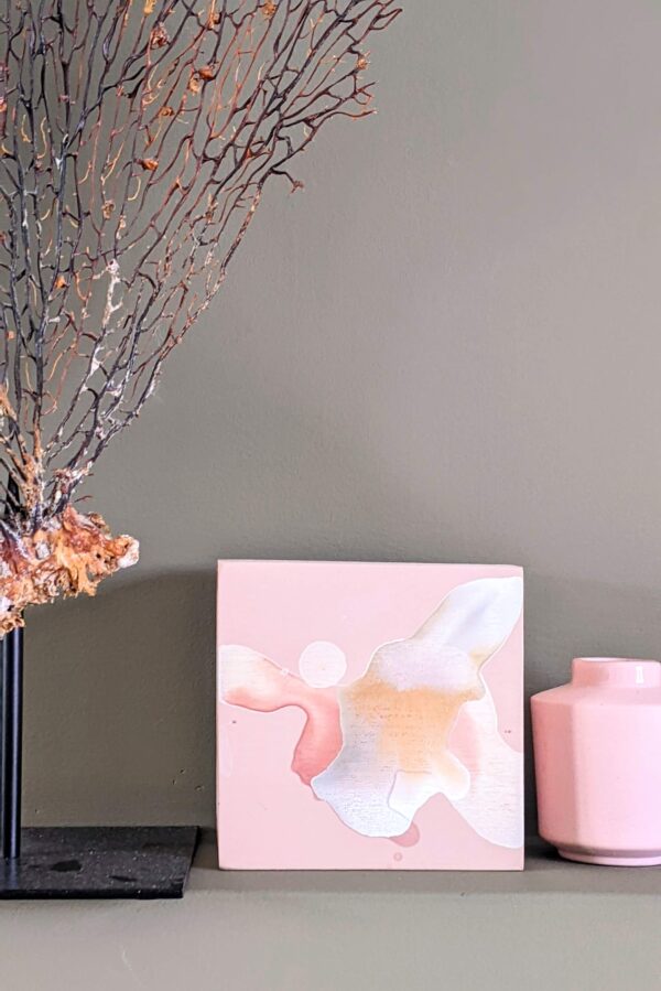 abstract schilderij met roze kleurtonen. dancing dreams