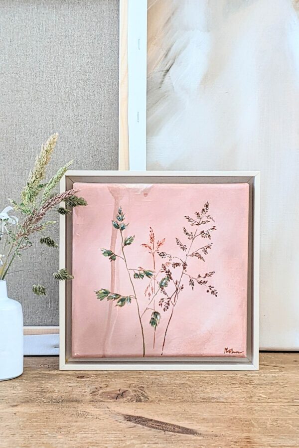 Grassen schilderij in roze kleurtinten. Ingelijst in houten witte baklijst